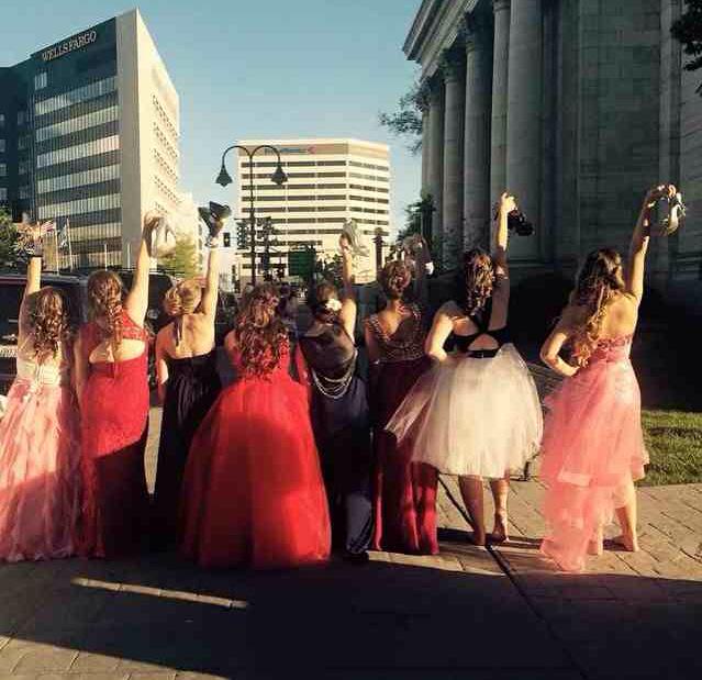 Sarahhrader's tweet image. My last prom was 🔥🔥🔥. Couldn't have had more fun with my best friends💃 #PROM25k