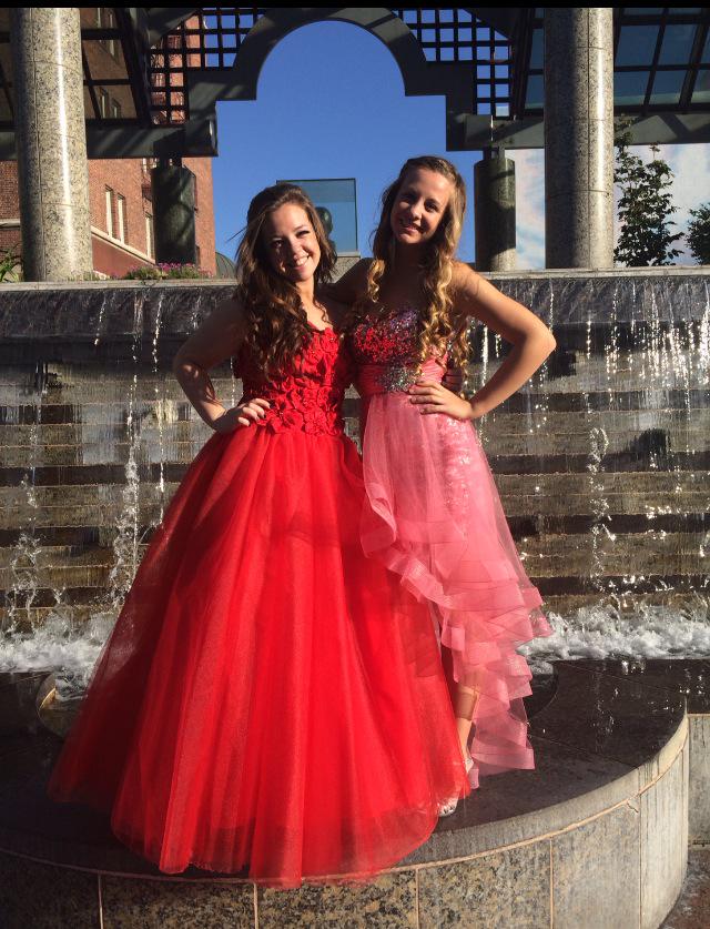 Sarahhrader's tweet image. My last prom was 🔥🔥🔥. Couldn't have had more fun with my best friends💃 #PROM25k