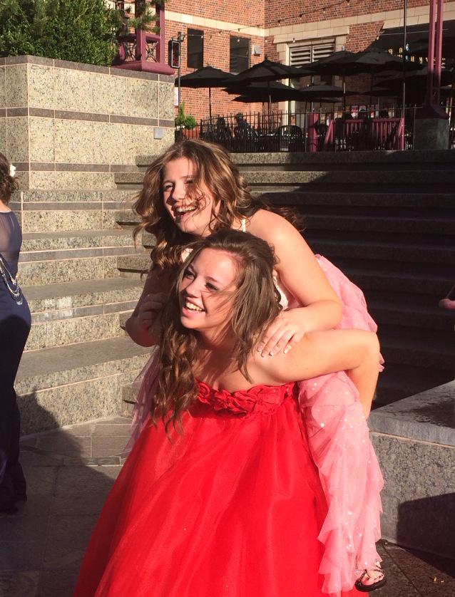 Sarahhrader's tweet image. My last prom was 🔥🔥🔥. Couldn't have had more fun with my best friends💃 #PROM25k