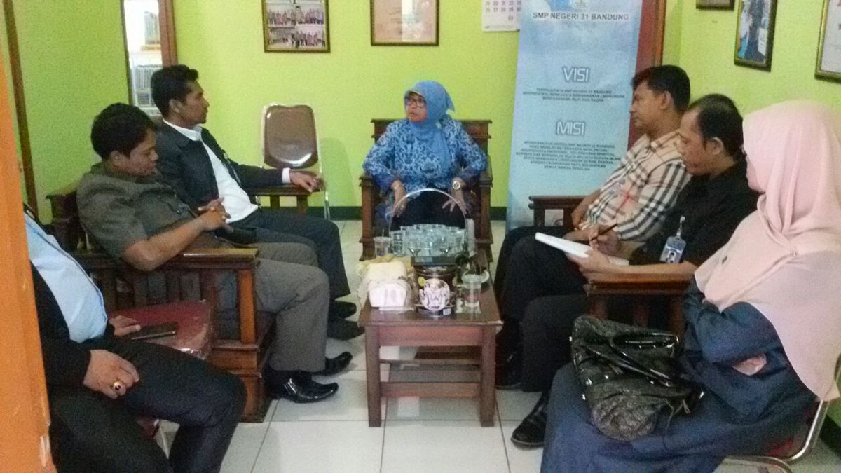 disdik_bandung's tweet photo. Kunjungan Anggota @komd_dprdktbdg ke @smpn31bdg Bandung di hari pertama UN SMP 2015. http://t.co/xGCuBAETHG