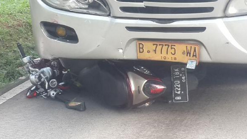 cepattanggap's tweet photo. 08:45 Kecelakaan Kopaja dengan pengendara sepeda motor di Jl.HR Rasuna Said arah Menteng...  http://t.co/Y07c7Y5PVS http://t.co/gq49iwvaQP