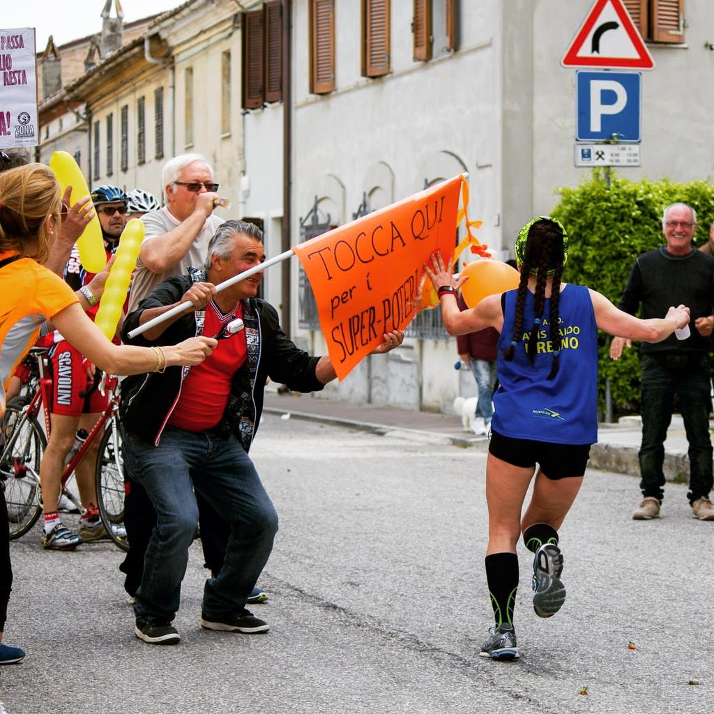 metaurusruncrew's tweet photo. Se non corri devi applaudire! :-D #zonaincoraggiamenti #ColleMarathon #iocorroqui #cheeringzone @runlovers http://t.co/PDyCaYrBkl