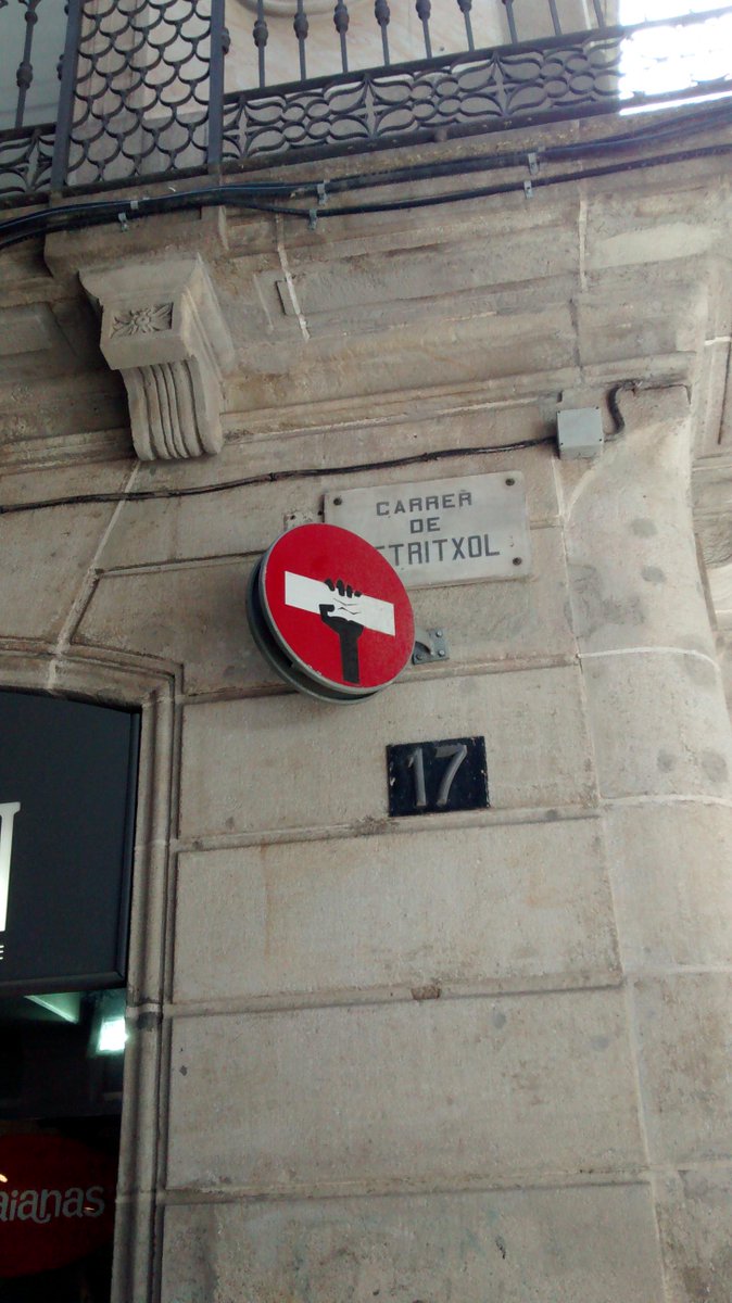 WarcelonART's tweet photo. #CazandoGraffitis 09 - ¡Continuamos cazando en #LaBoqueria #CarrerPetritxol y #Vallvidrera!
http://t.co/PRmTazAtLN http://t.co/6goU8q7KZ8