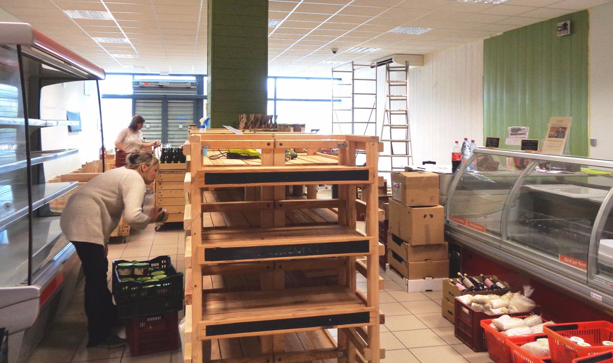 MaProductyonLoc's tweet photo. Les travaux du magasin s'avancent bien... serons-nous prêts pour réouverture demain matin 10 h ? http://t.co/giojg3fDvt