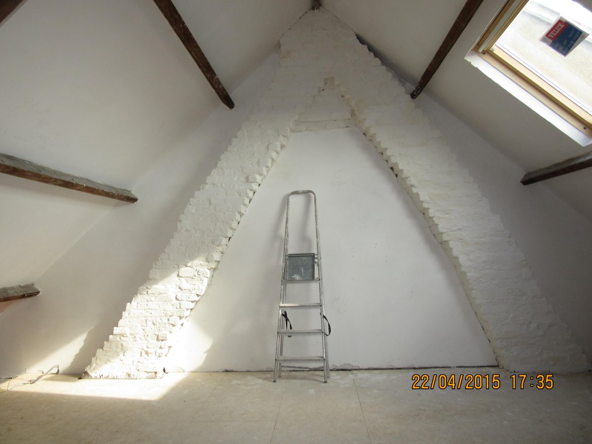 JeanGrell's tweet image. Rénovation complète d'une maison modeste : Plâtrage des murs