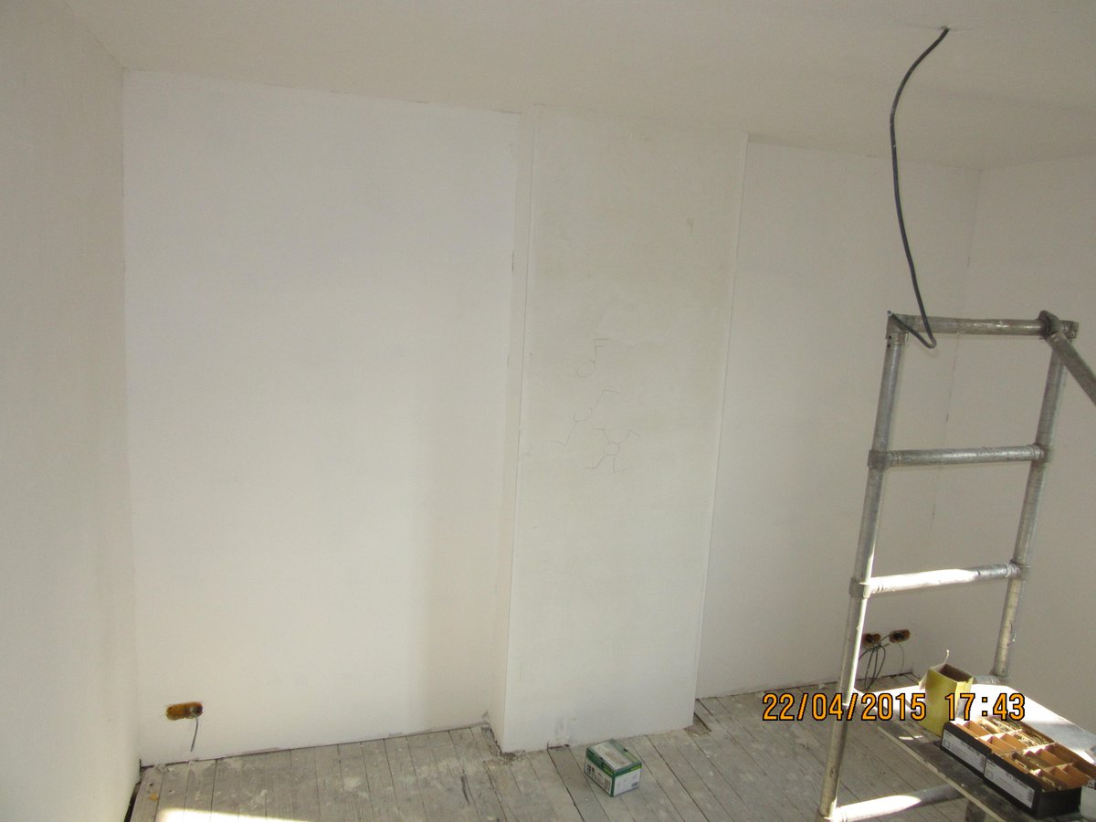 JeanGrell's tweet image. Rénovation complète d'une maison modeste : Plâtrage des murs