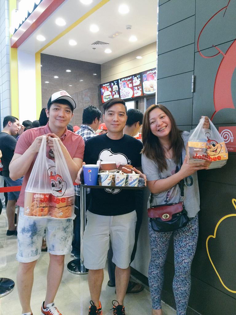 GenesisMistica's tweet photo. Jollibee!!! Nuff said! http://t.co/jJvPgxKNWc