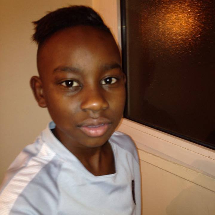 nadiasweeny's tweet photo. "encore une tombe à fleurir..." http://t.co/fInG2iOu24 #RIPMoussa #Trappes bcp de victimes et la désertion étatique http://t.co/NrqDvisiYy