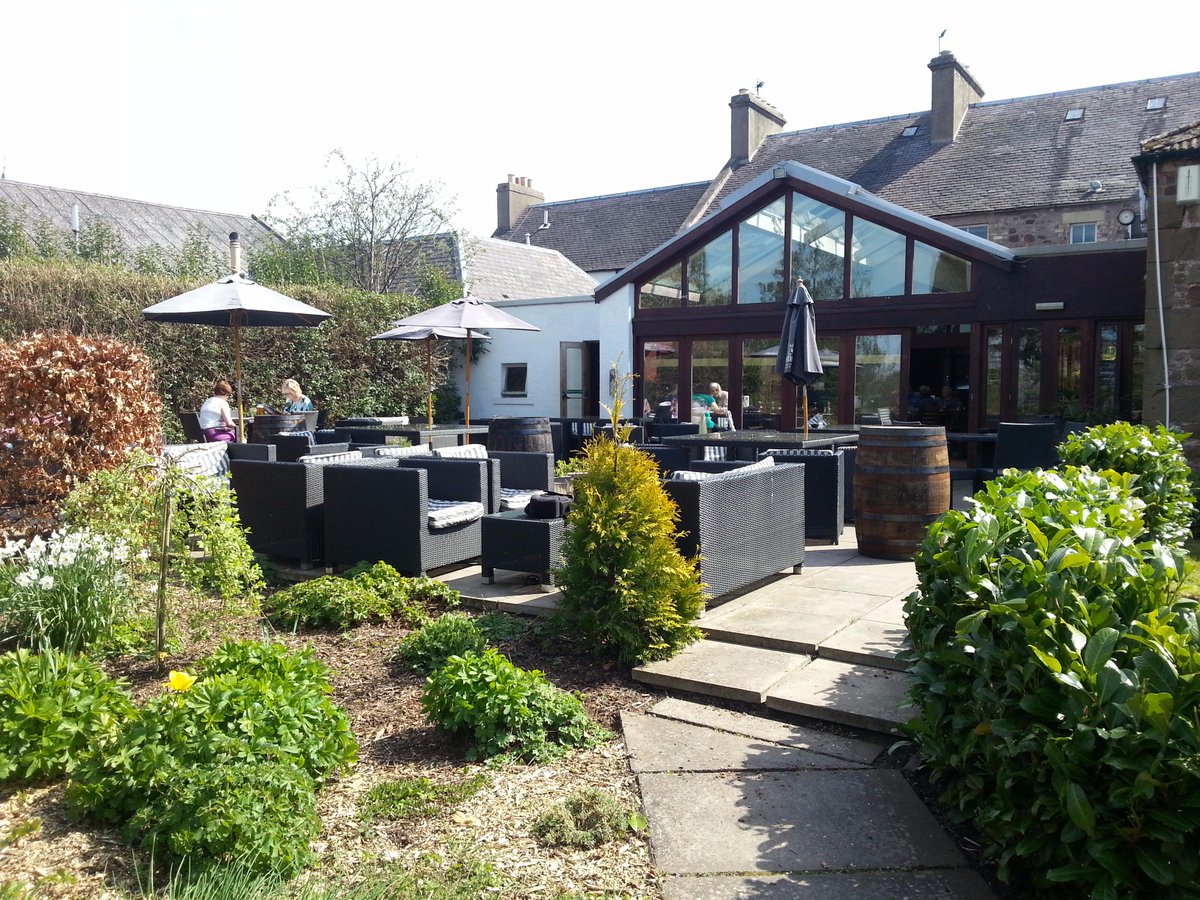 GoblinHa's tweet photo. @GoblinHa cosy restaurant/bar area, bright &amp; warm conservatory &amp; a garden offering all the elements! #dogswelcome http://t.co/yhp58ozLFG