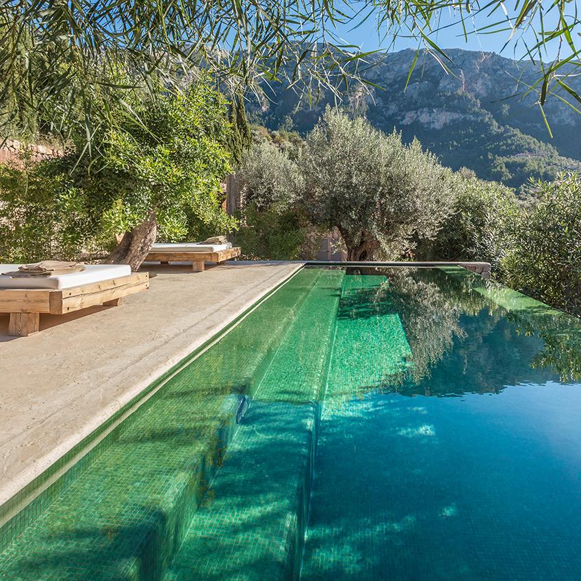 We are so jealous of the owners of this Mallorcan villa! Click here to see more pics ellede.co/1Aq4gJ4