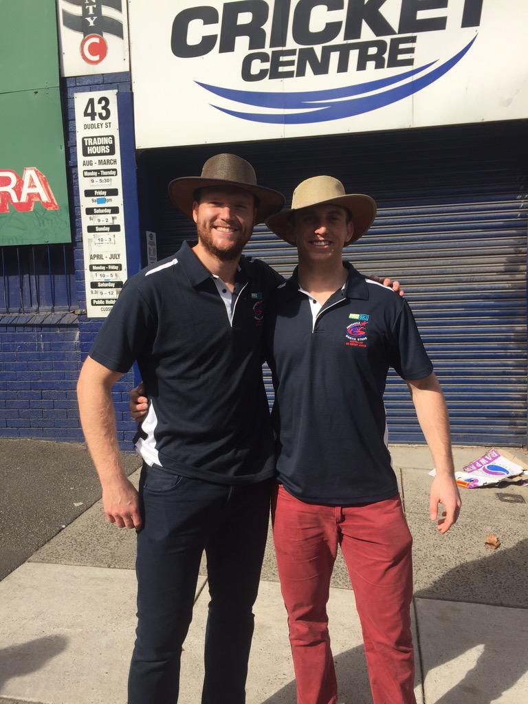 howsitgoinMOFF's tweet photo. @NewNorthStars @DoubleCornDogs just a couple of tourists http://t.co/dtlwZWPaRT