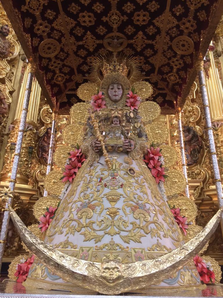hdadmatrizrocio's tweet photo. La Virgen del Rocío amanece con su traje para la romería 2015. Traje hecho por las mujeres de almonte. http://t.co/UOsevW6IbU
