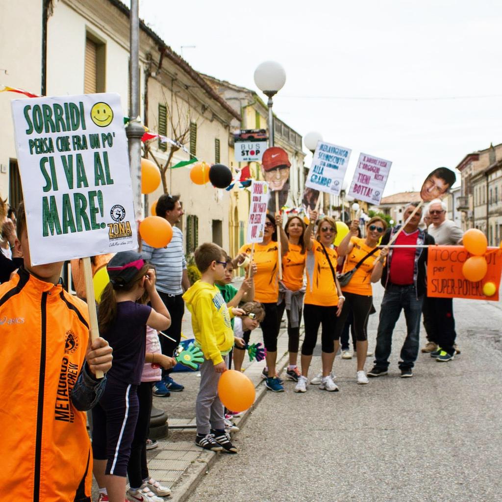 metaurusruncrew's tweet photo. Se non corri devi applaudire! :-D #zonaincoraggiamenti #ColleMarathon #iocorroqui #cheeringzone @runlovers http://t.co/PDyCaYrBkl