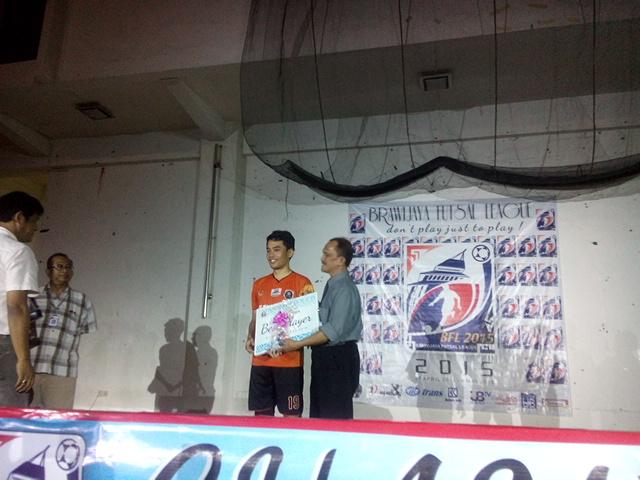 UASB_UB's tweet photo. The best player divisi utama Rizki Rafiko dari FP #BFL2015 http://t.co/a9fzVQFS4e