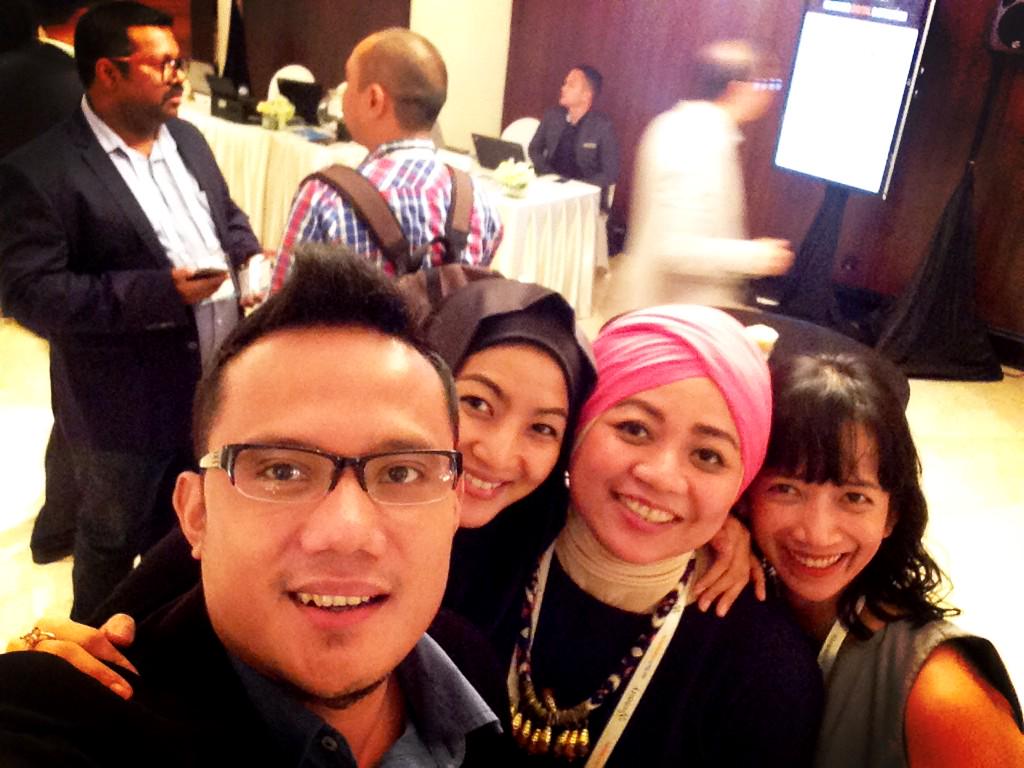 adithriadi's tweet photo. Enjoyiing the exhibition tour with SelfTech.. :D #adtechJKT  #picturemeatadtech @OMediaworks http://t.co/mU6SSmBW98