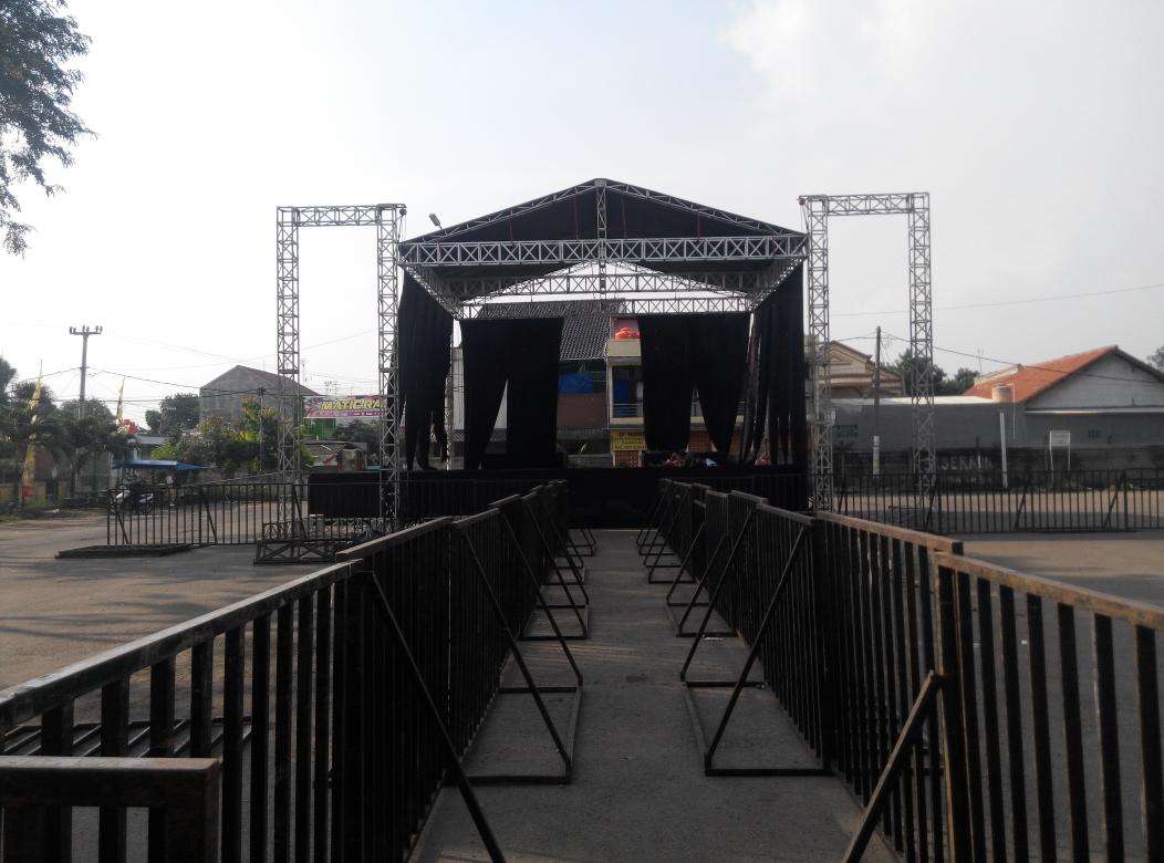 Insomnia_Ent's tweet photo. Main stage sdh trpasang. Are you ready? Jgn lupa nabung buat jajan brand2 di #UCF_2015 biar tmpilan klian mkin kece http://t.co/sgflx3CxbP