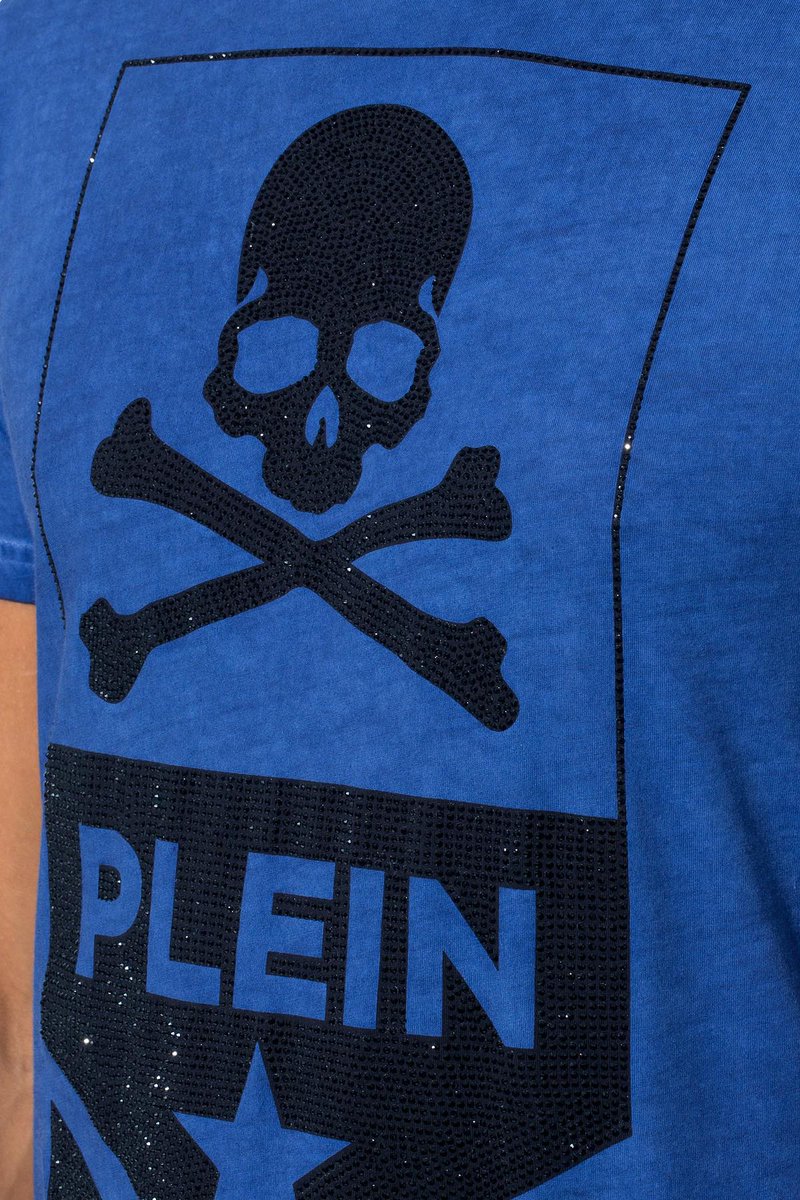 FashionStrass's tweet photo. Buenos dias!
Nos encantan las camisetas con #pedreria de @philipp_plein
#moda #fashion #strass #pellosa http://t.co/qVRzq5MkFI