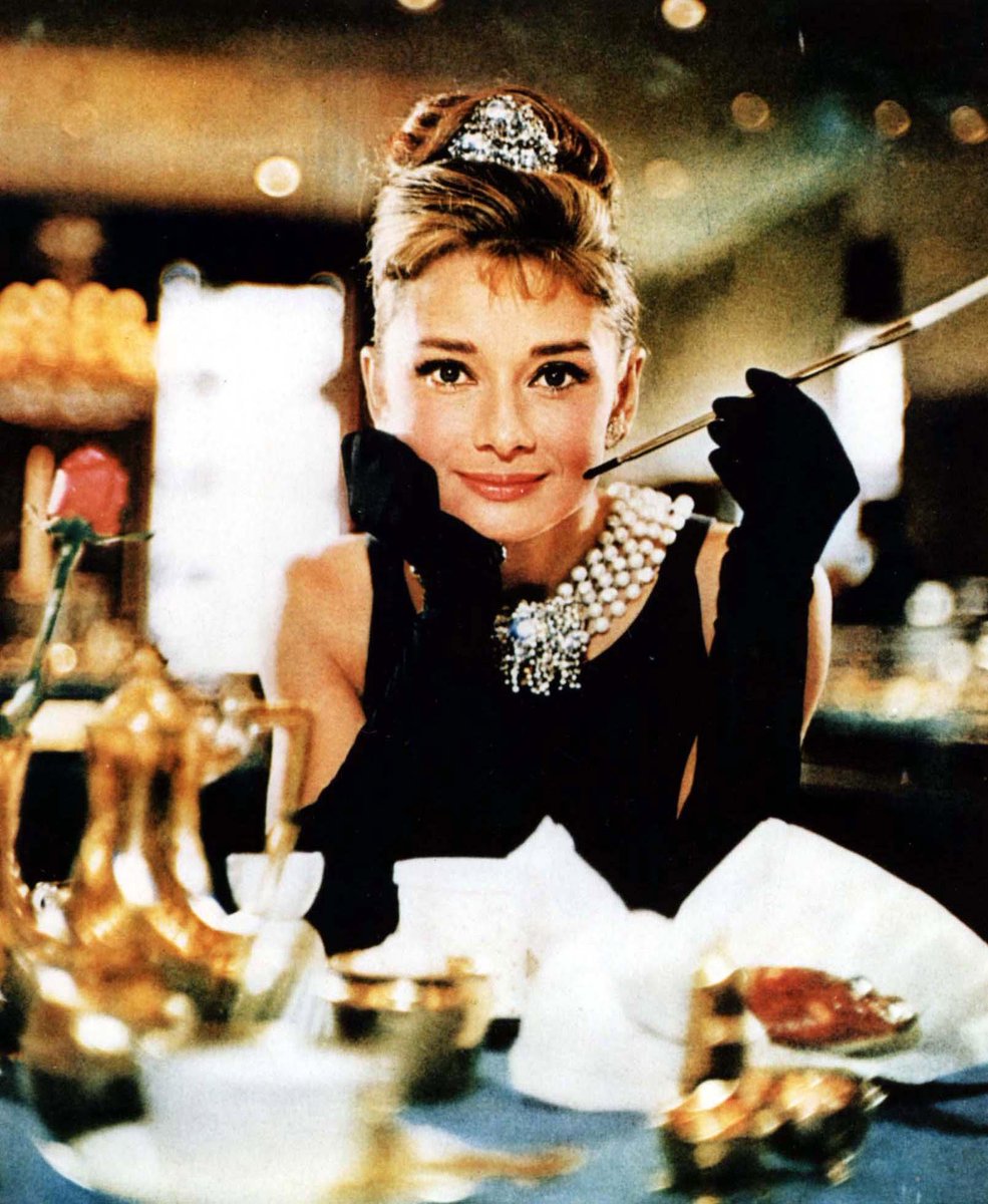 GlamourSpain's tweet photo. Hoy hubiese sido su 86 cumpleaños. #AudreyHepburn fue, es y será un icono irremplazable http://t.co/YWdoL3We17 http://t.co/nQs5OQ7MLU