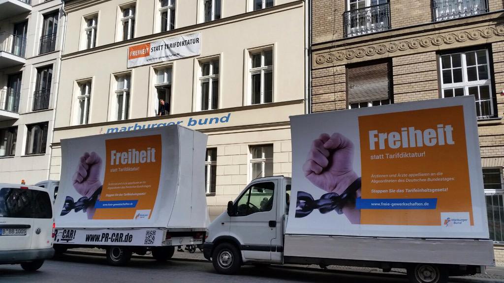 vcockpit's tweet photo. Der @marburger_bund mahnt heute mit fahrenden Plaktwänden die MdB: #Freiheit statt Tarifdiktatur. #9GG http://t.co/yEUkioMJZz