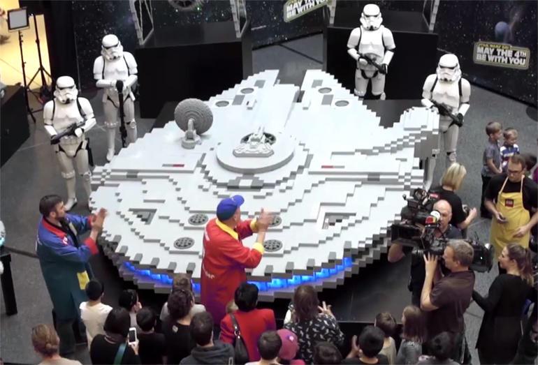 R2REEVIEW's tweet image. time-lapse video of a Millennium Falcon being built 250,000 Lego bricks #StarWarsDay ti.me/1QdURxl via @TIME