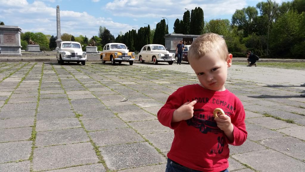AlexanderMorari's tweet photo. @StoryOfWarsaw Old cars touring Europe came to Warsaw yesterday. Son enjoyed :-) http://t.co/WhGdHtbx3G