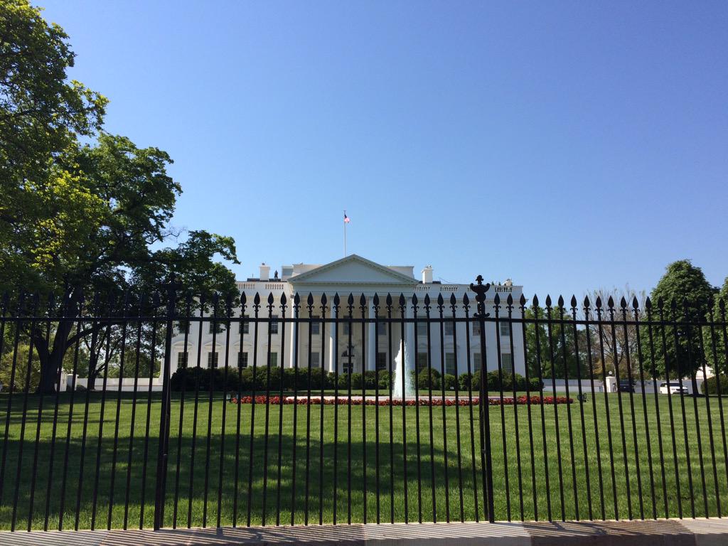 cwong2015's tweet photo. Just visited the White House! How do they keep it so white?! #dcskylion http://t.co/dtXHATcbwl