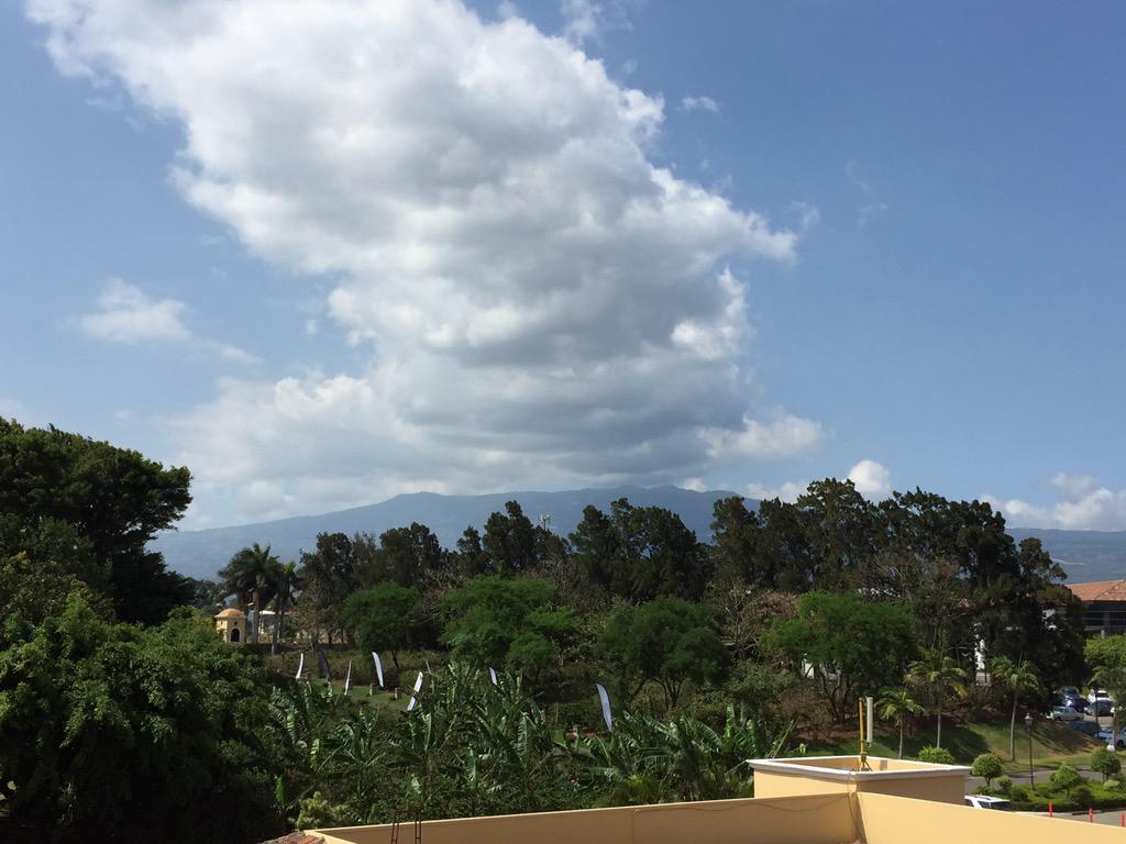 SharonDayan8's tweet photo. My room view! Feel like flying over the mountains! Costa Rica - Pura Vida! #cala2017 http://t.co/DItPJCqskU
