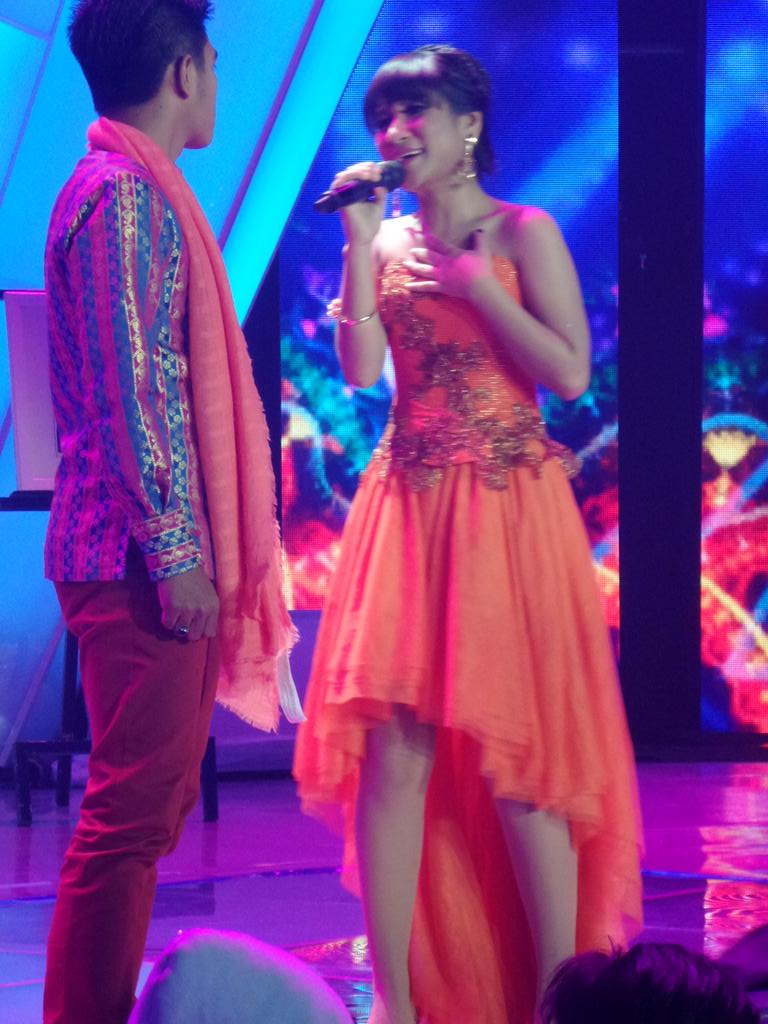 KDIOffc_MNCTV's tweet photo. Kita sambut 4 peserta selanjutnya! Dibuka oleh @AzizahKDI15 dr Maumere ! Hobaaaaah !!!! #KonserFinalKDI http://t.co/9gYmUsvsH5