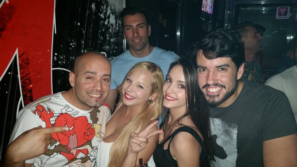 Soriaaaaa's tweet photo. Tremendo el equipo de Caramelo en el Aniversario, ambientazo y musicón, gracias por el trato, que bien lo pasamos 😍🍸👌 http://t.co/OLqkaREuBO