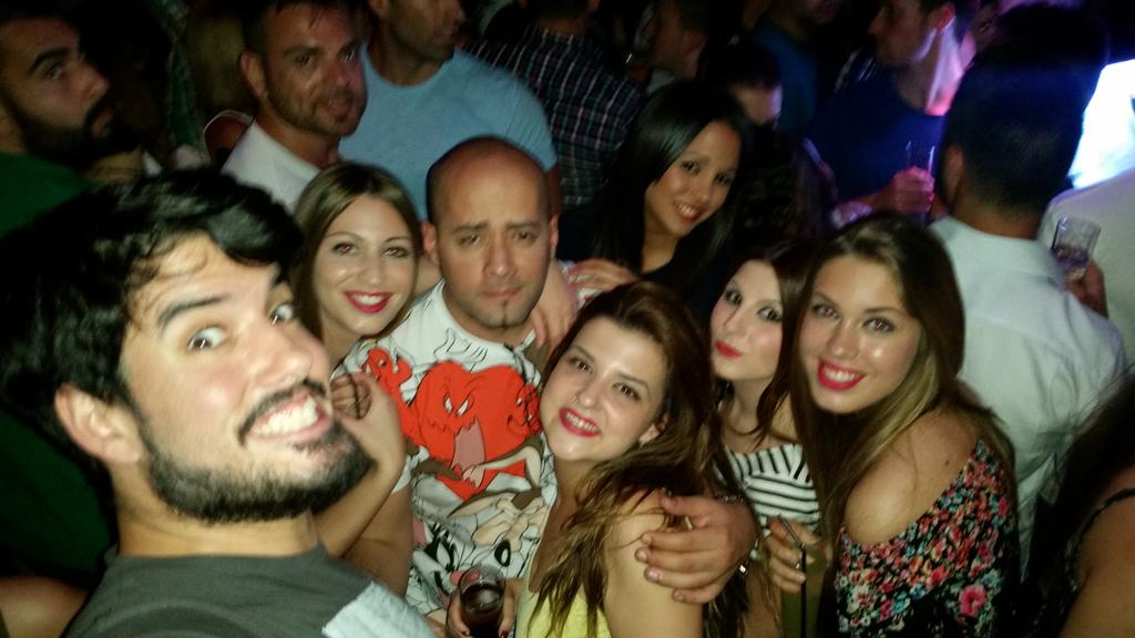 Soriaaaaa's tweet photo. Tremendo el equipo de Caramelo en el Aniversario, ambientazo y musicón, gracias por el trato, que bien lo pasamos 😍🍸👌 http://t.co/OLqkaREuBO