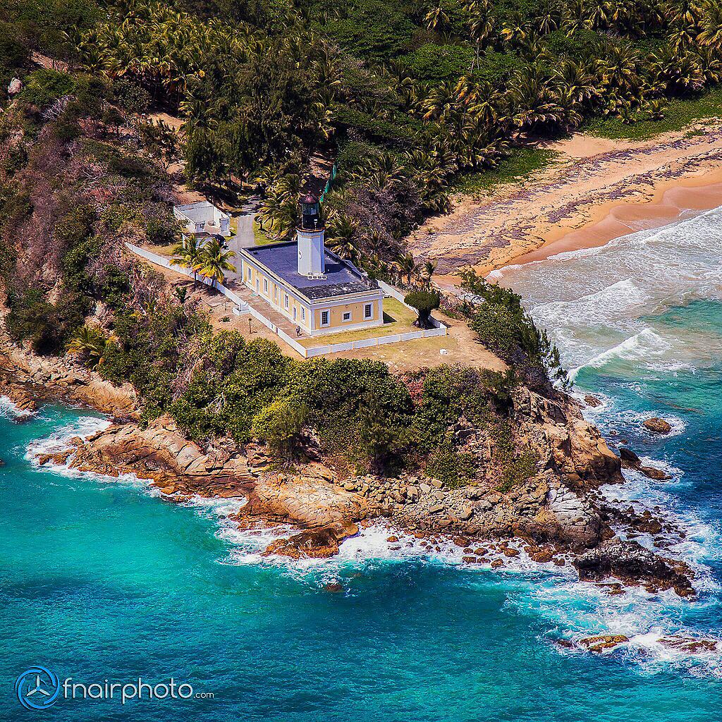 fnairphoto's tweet photo. Volando cerca de #Maunabo aprovechamos la oportunidad para hacer algunas fotos del #Faro de #PuntaTuna. | ✈️📷😀 http://t.co/X2wjz0Ncj6