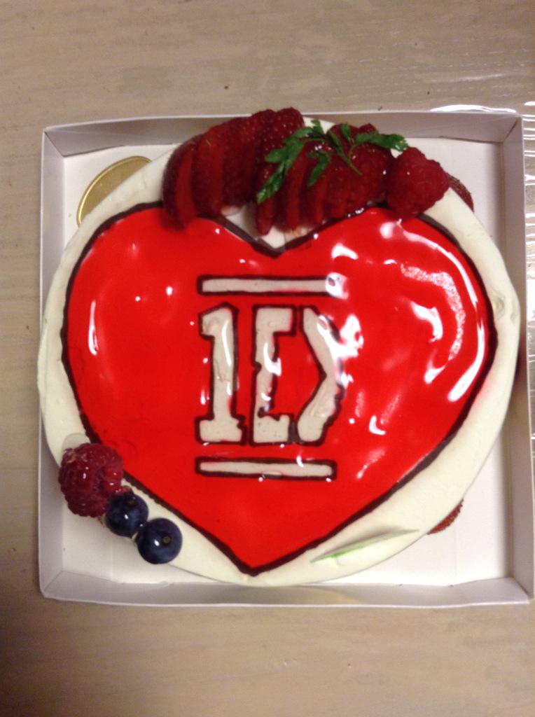 momo_dirsmiler's tweet photo. 昨年のバースデーケーキ🎂🎉❤️
Momから
すっごく嬉しい かったけどもったいなくて✋
食ったけどね😎🌀❤️ http://t.co/t0J9Zw1tFp