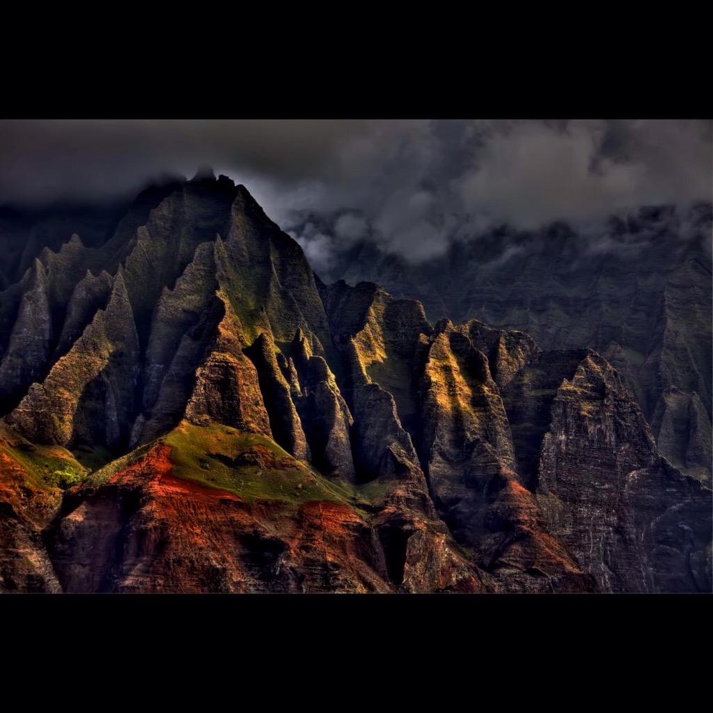 DStrattonPhoto's tweet image. Na Pali Cliffs at Sunset  
Blessed to be on a boat on the most northwestern point of the Hawaiian island chain.