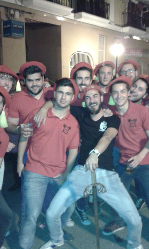 Fila_Vascons's tweet photo. Ara si que si, ja vam desfilar en la entraeta! Podem contar els dies amb els dits de les mans! Conte enrrere, 10 Dies http://t.co/E318FwxXBi