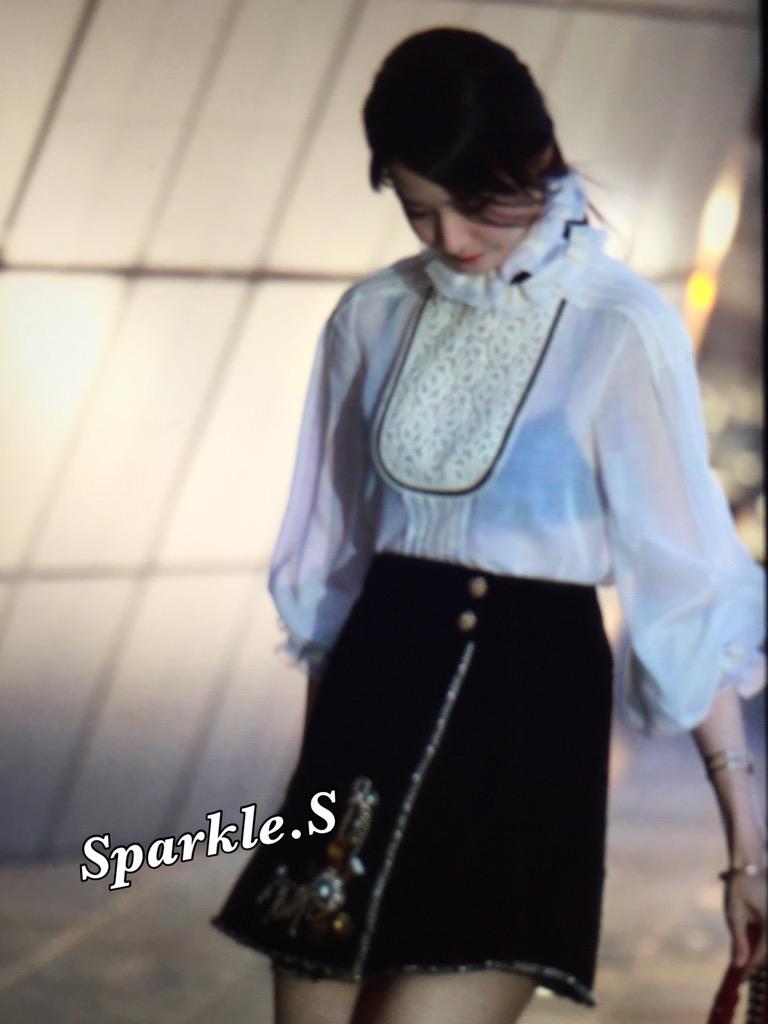 [PIC][04-05-2015]YoonA tham dự sự kiện "Chanel Cruise Collection Show in Seoul" vào tối nay CEKBzoiVAAEUmdk