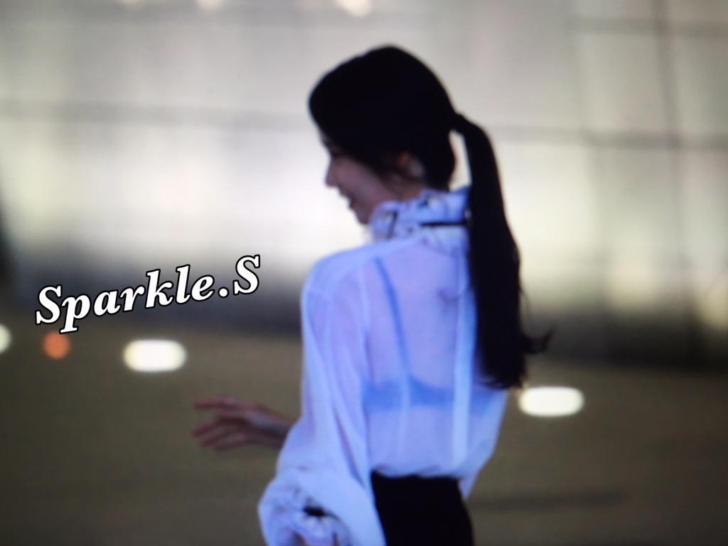 [PIC][04-05-2015]YoonA tham dự sự kiện "Chanel Cruise Collection Show in Seoul" vào tối nay CEKBzouUgAATkDJ