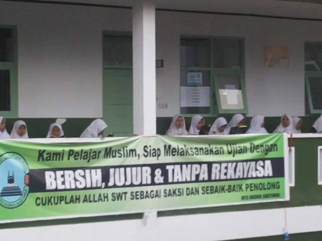 Kemenag_RI's tweet photo. Junjung tinggi integritas dan kejujuran👌 RT "@IyvhaSungkar: UN MTS Husnul Khotimah - Kuningan Jawa Barat @Kemenag_RI http://t.co/hfwBNNdfMk"