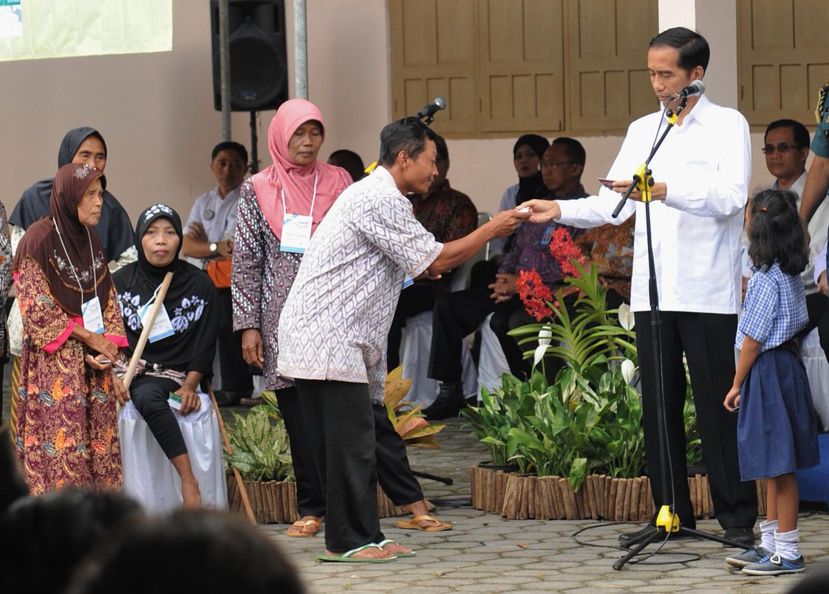 setkabgoid's tweet photo. FOTO: Presiden Jokowi menyerahkan KKS, KIS &amp; KIP kpd warga Desa Taman Martani, Sleman, Yogyakarta http://t.co/XO9TblqDJV