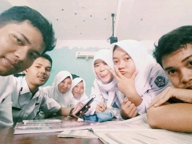 zombie_mia6's tweet photo. Lagi belajar masih sempet selfie nih:$ @A_IrfanFarhan_H Rif'at @nindityaga @fadhilahekap Viola @TentyWinarty Iqbal http://t.co/pD6kj2kvl9