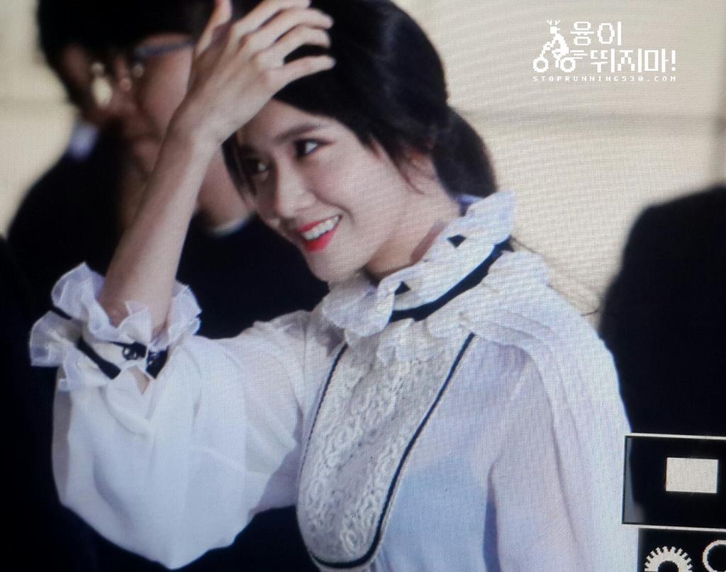 [PIC][04-05-2015]YoonA tham dự sự kiện "Chanel Cruise Collection Show in Seoul" vào tối nay CEKFg3DUsAAMK61