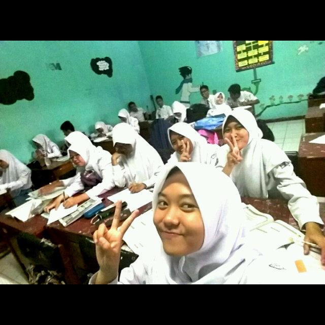 zombie_mia6's tweet photo. Selfie ditengah pembelajaran:D @TentyWinarty @nindityaga @fadhilahekap and others http://t.co/CVhKVB8wex