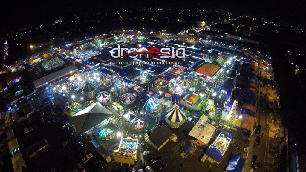 BroKrisID's tweet photo. Pasar Malem Sekaten di Alun Alun #jogja | krispatje 08562981495 | #LombaFotoDrone #ICOMsuluh @suluhmedia #dronesia http://t.co/RROxBGuR9y