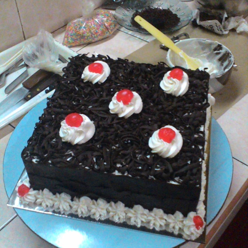 aneka_rasa's tweet photo. Blackforest #cake #classic http://t.co/CIrvUgksOg