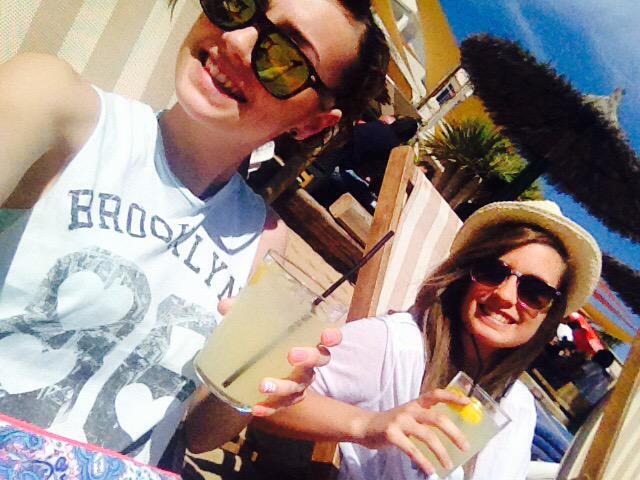 Almu_MrtnzT's tweet photo. Beach con mi sticker 👭🍀🔐 http://t.co/XPqaVfwt9d