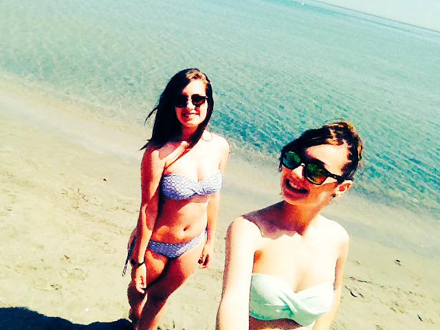 Almu_MrtnzT's tweet photo. Beach con mi sticker 👭🍀🔐 http://t.co/XPqaVfwt9d