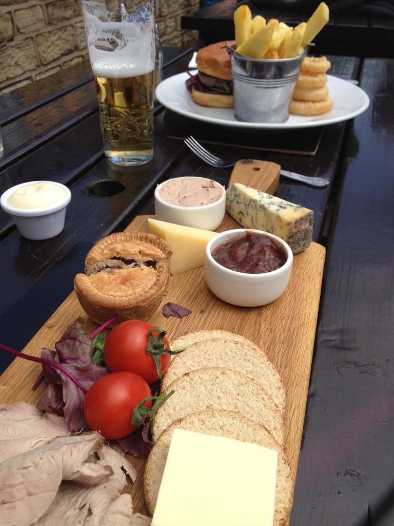 First lunch outside this year with <a href="/TimMoun/">Tim Mounfield</a> at <a href="/The_Queens_Arms/">The Queens</a> #amazingfood 😊