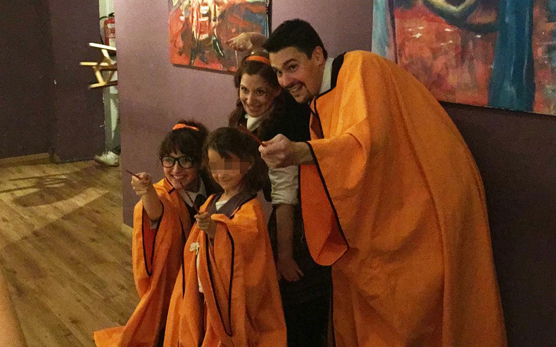 Calamburteatro's tweet photo. Los #peques quedaron encantados con los #impromagos en @PLOTPOINTMADRID; hasta se hicieron fotos con nuestras capas. http://t.co/eNYsjE6uuW