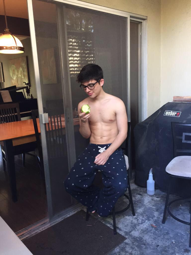 TonyWatersss's tweet photo. When you're really enjoying an apple until you realize someone's taking pictures... http://t.co/TKeJKWz5Ma