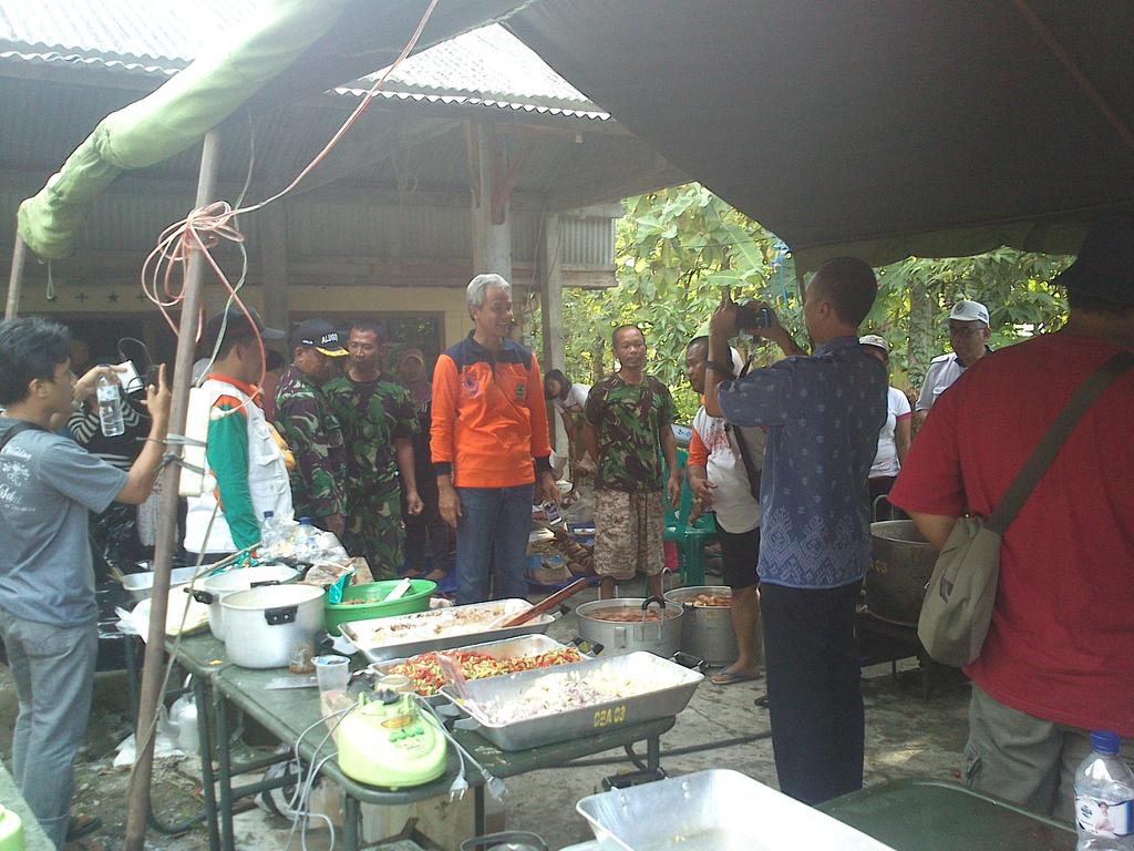 semarangpeduli's tweet photo. Tanggap darurat banjir tajemsari -tegowanu bersama para sahabat relawan http://t.co/UajOaVYjGf