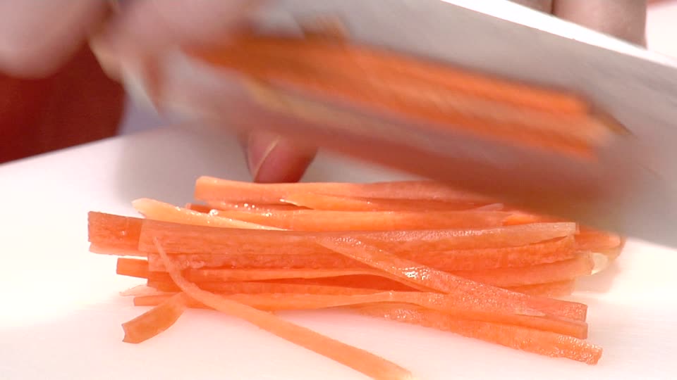 IHSindonesia's tweet image. Jenis potongan strip cut dalam memasak adalah memotong dengan ukuran memanjang. #ChefBasics